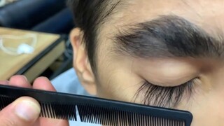 Memberikan potongan rambut kepada anak laki-laki yang berambut panjang... Ternyata bulu mata yang pa