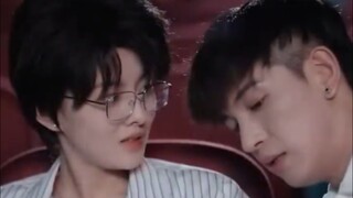 [FULL]A girl disguises herself as a boy to attend class in place of her brother,