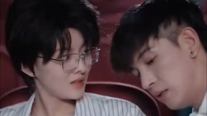 [FULL]A girl disguises herself as a boy to attend class in place of her brother,