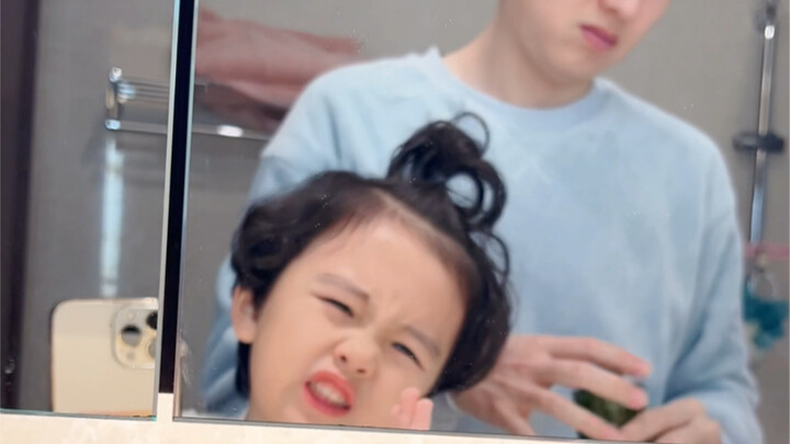 Bener-bener iri sama ibuku—nikah sama pria kayak ayahku pasti bahagia banget hahaha!