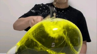 趣味实验，搞笑解压视频，割气球。