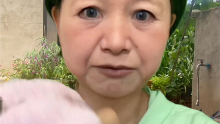 [ASMR] คุณย่าใจดีถอดเครื่องสำอางบนหน้าคุณออกแล้วแต่งให้ใหม่