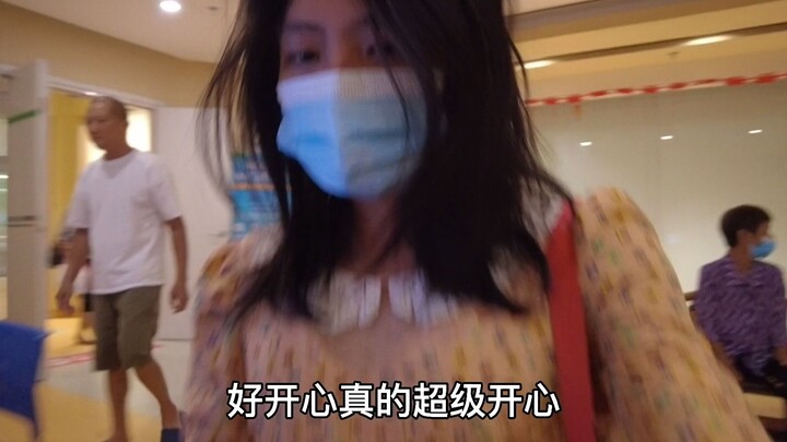 When the people in the dialysis room came across Xiaoxian's video about uremia, they smiled and said