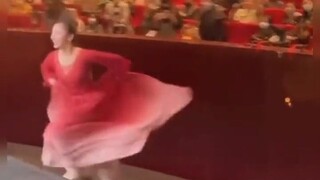 原来红衣女孩是唐诗逸，她对舞台的爱好热烈璀璨具像化啊！ 