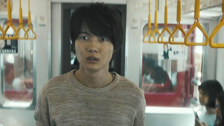 Man discovers that everyone on the tram is invisible and nearly dead; after guessing the reason, he 