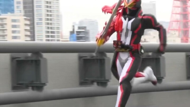 The running Kamen Rider Sacred Blade is rushing to the scene of the superhero war