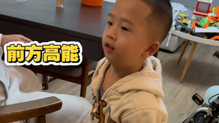 Hoàng tử bé nâng một cốc nước nặng tám kilôgam bằng một tay