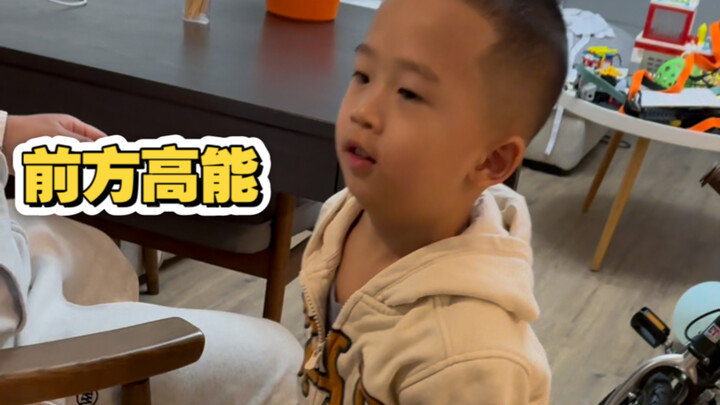 The little prince lifted an eight-kilogram water cup with one hand