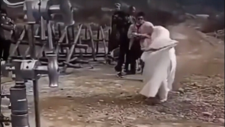 Bảo bạn mời diễn viên quần chúng, sao lại mời được người thật đến vậy?