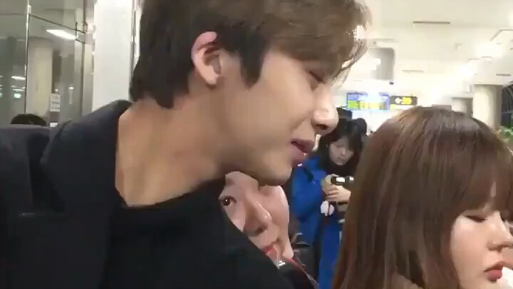 I finally found the full video of Zhan Jie secretly taking photos—hilarious!