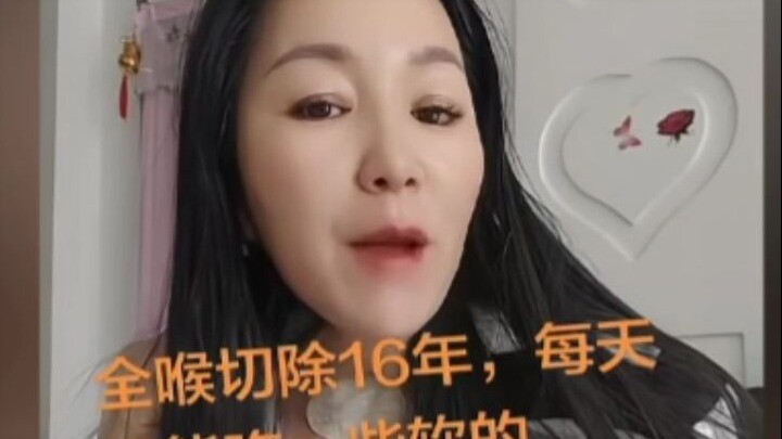 امرأة خضعت لاستئصال كامل للحنجرة تتحادث مع كائن فضائي، والمتابعون يتفاعلون بروح الدعابة والمرح!