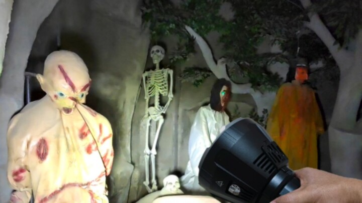 Use the world's brightest flashlight to enter a ghost town, illuminating the "underworld" with 100,0