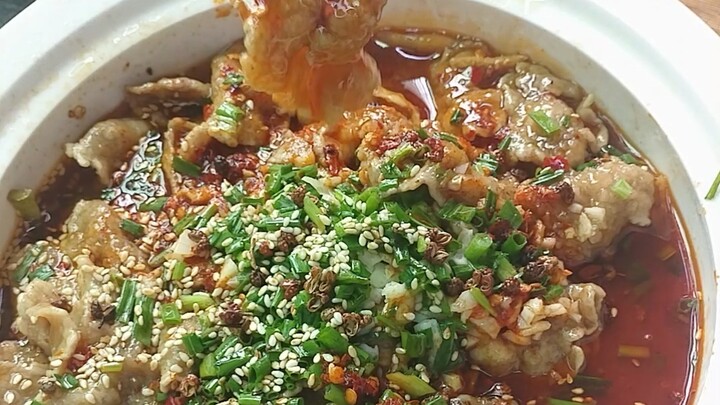 Tôi thích nhất món thịt lợn luộc chấm nước sốt này. Vừa có thịt vừa có rau, nấu một nồi là xong