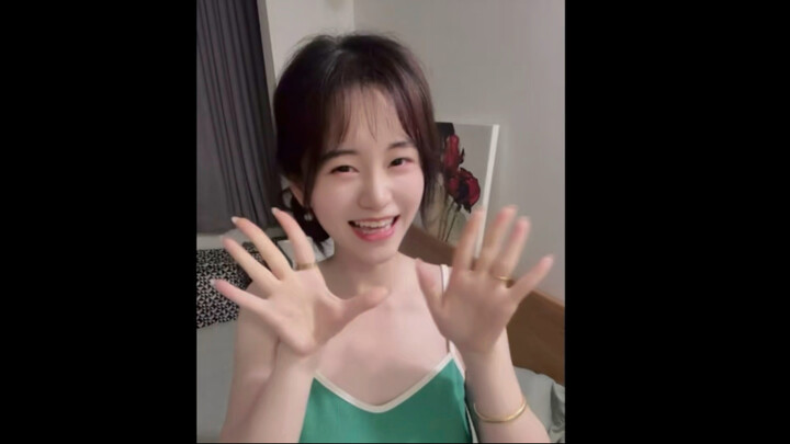 รายงานกิจวัตรประจำวันของแฟนสาวที่อยู่ต่างเมือง: ตื่นเช้ากลับบ้าน+รีดผ้า+กินขนม+ทำอาหารแล้วพลาดจนเสีย