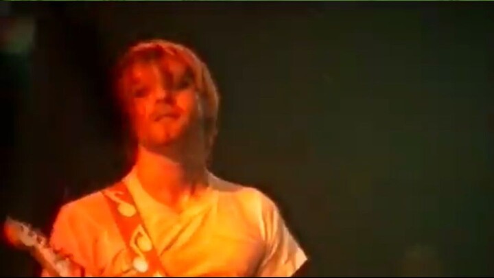 Kurt Cobain gets MADLY FRUSTRATED performing Big Cheese due to stage invaders 🤬