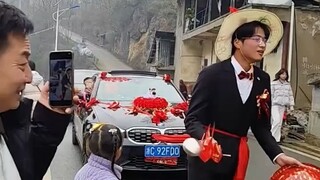 男子结婚 根据当地风俗一路“敲锣打鼓”
