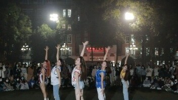 Female college students danced to Attention! Full of energy~ Wearing a jersey is suitable for dancin