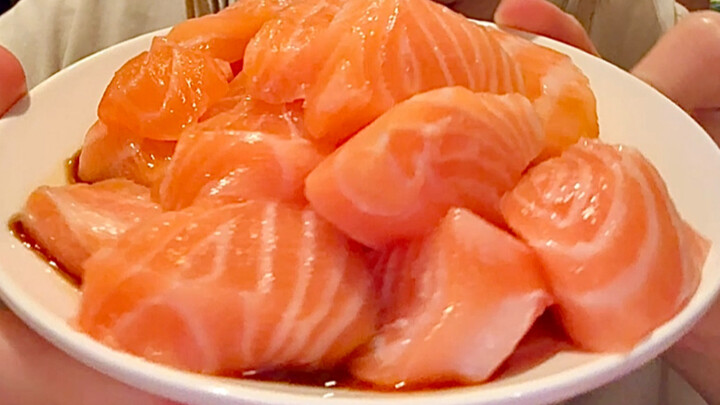 Hari ini tidak berdandan, sekadar makan beberapa kilo salmon di restoran prasmanan