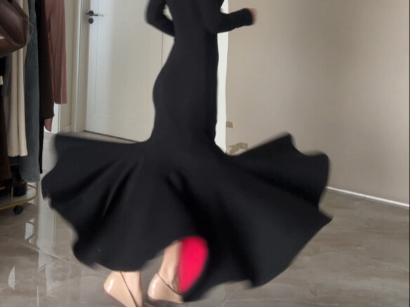 Mặc chiếc váy này vào là cả ngày tôi phải xoay mấy chục vòng!