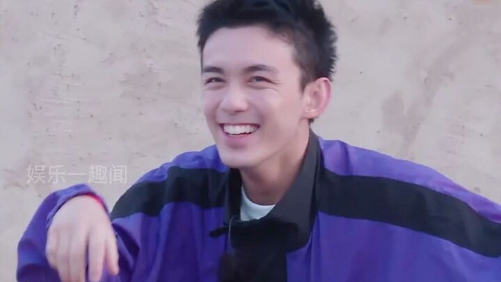 อู๋เหล่ยนั่งมอเตอร์ไซค์คันเล็กของคานชิงจื่อ กลับถึงกับตกใจจนรูม่านตาขยายและตัวสั่นเทา!