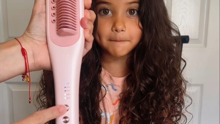 Tiếp thị KOL nước ngoài | Blogger cha mẹ-con cái quốc tế dùng lược chải tóc nội địa để duỗi thẳng tó