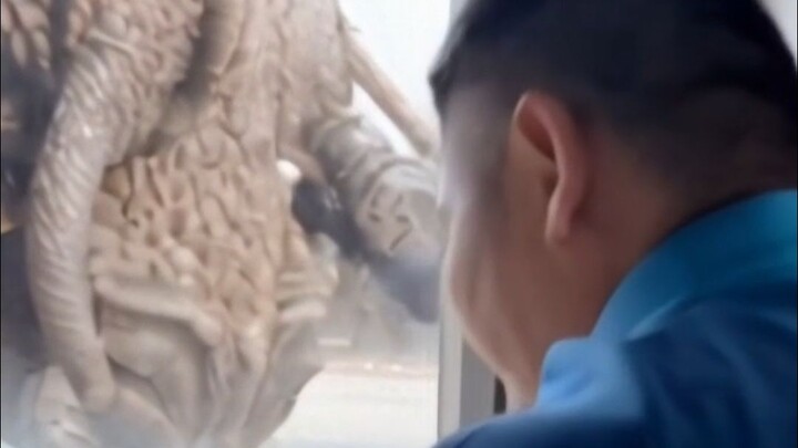 Guru, saya sebenarnya mengendarai mecha untuk melawan monster.