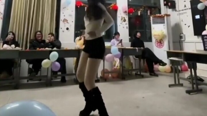 حفل رأس السنة في المدرسة الثانوية - من يريد أن يرى ذلك