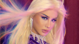 امرأة من قويتشو تقلد بريتني سبيرز