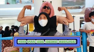 Foto-foto duel dengan cosplayer