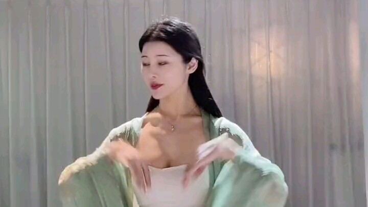 คิ้วของเธอขมวดเล็กน้อย ดวงตาของเธอยาวและเธอมองไปรอบๆ มือขาวและเอวบางของเธออยู่โดดเดี่ยว