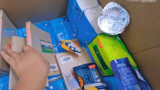 Manyou cho tôi mượn 500 tệ và không chịu trả, nhưng anh ấy lại gửi cho tôi một hộp giấy để trả nợ...