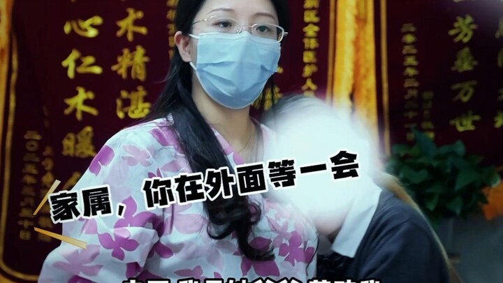 Bố liều lĩnh xông vào, muốn đưa con đi! Ngay khi bước vào cửa, con đã run bần bật không ngừng, vậy m