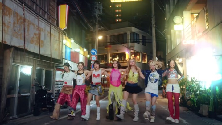 Hearing the cheers from the background, you can tell XG truly enjoys the stage and the music—now we 