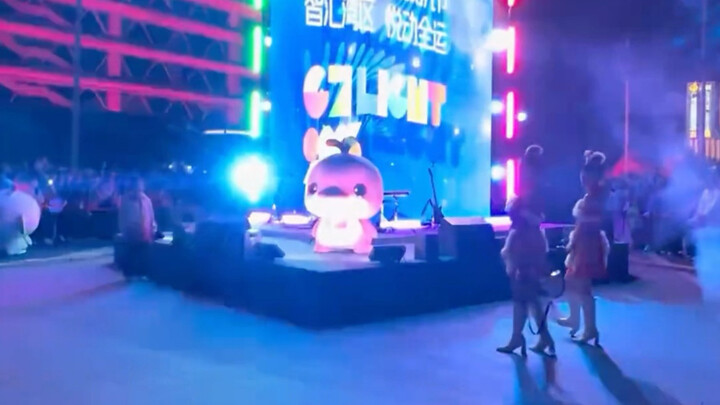 No one can resist such a cute and adorable big-buttocked chicken!