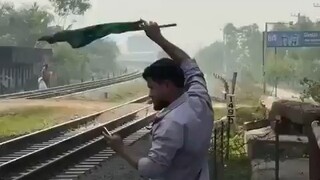 จุดข้ามทางรถไฟแบบแมนนวลในบังกลาเทศ ทุกสิ่งดูกลมกลืนและเป็นธรรมชาติอย่างยิ่ง