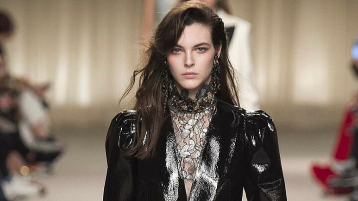 Không hổ danh là “Chanel của nhân gian” – chị vừa kiều diễm lại vừa khí chất ngời ngời! Phong thái m