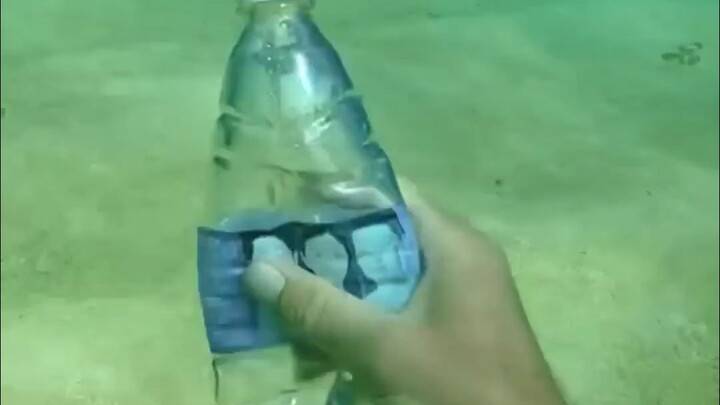Astaga, paru-paru meledak?! Botol berisi gas yang tertekan oleh tekanan air di dasar laut, lalu diba
