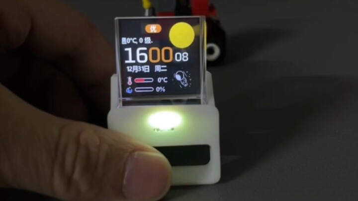 “Ornamen Meja Adalah Kebohonganmu”