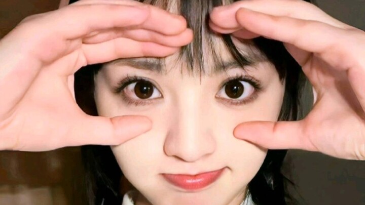 [Tong Xin Wei Min] She really looks like a little dog trying hard to get her sister’s attention!