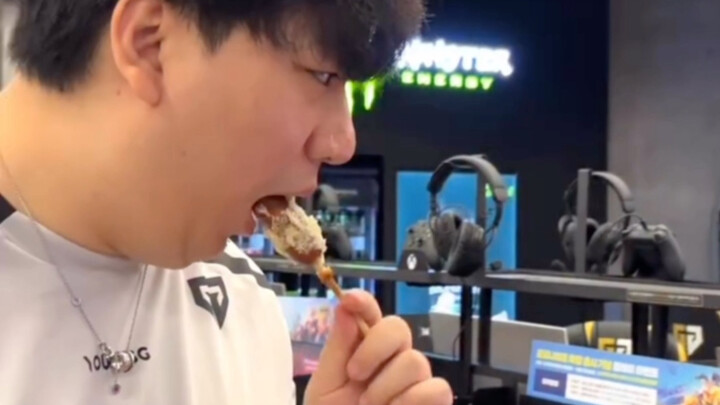 Presiden Jin Memeriksa Peralatan Standar Para Pemain di Warung Internet GenG