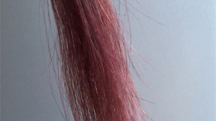 لا داعي لتبييض الشعر، لون التوت الأحمر يبرز بياض البشرة بشكل مذهل!