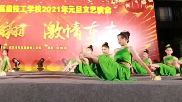 Vocational school girl performs a dance barefoot as the osmanthus blossoms.