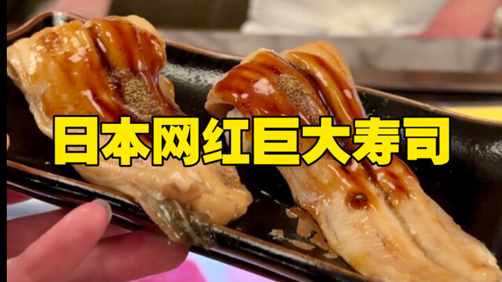What do Japanese office workers eat? Sneaking a quick meal during work errands—perfect! Another day 