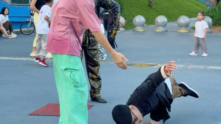 I meant to teach the elderly gentleman how to dance, but it ended up turning into a full-blown showc