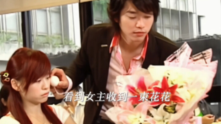 «مين الرجل المجنون اللي بعتلك الزهور؟»