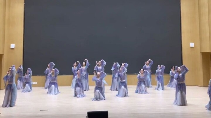 被高校学生苍兰决舞蹈惊艳到