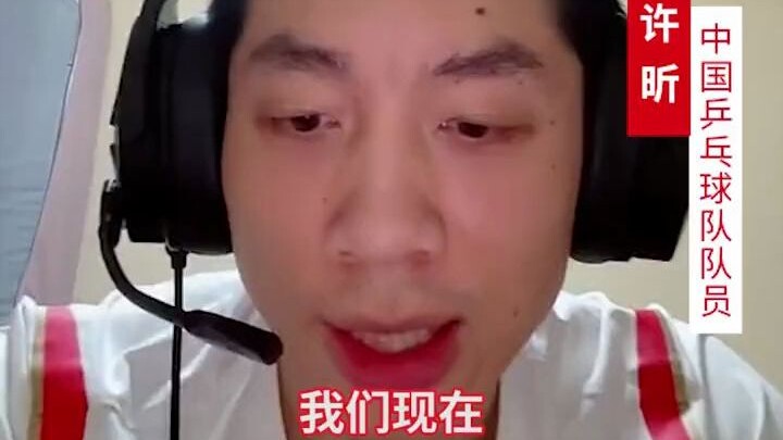 Trong thời gian cách ly, Hứa Tân dùng dữ liệu di động để xem bộ phim truyền hình “Bão thanh trừng”, 