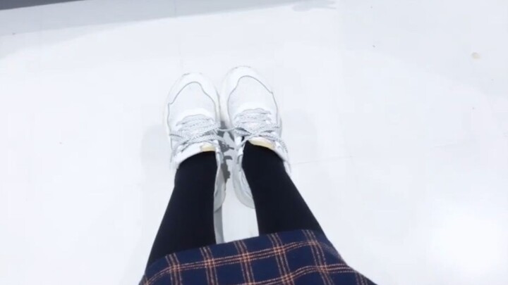 菠萝赛东：其实我腿还挺细的，你瞅瞅