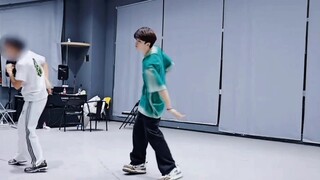 【邓佳鑫】是每个老师都会喜欢的存在吧！会记住老师说的每一个点！私底下一直在努力训练的小孩儿，这里要给你颁一个最最爱舞台奖！努力追梦的你一定会被全世界看见！！！