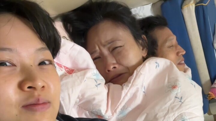 Khi tôi bật truyện trước khi ngủ cho bố mẹ